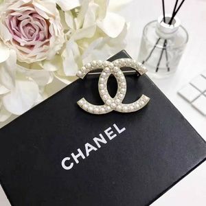 Classic Imitation White Pearl Brooch