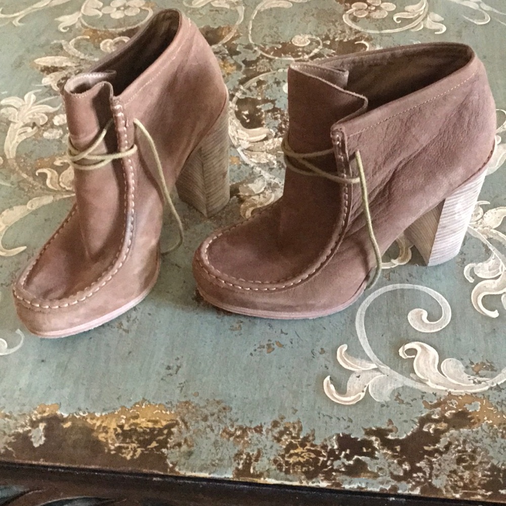 Dolce Vita ankle bootie in natural leather sz 10