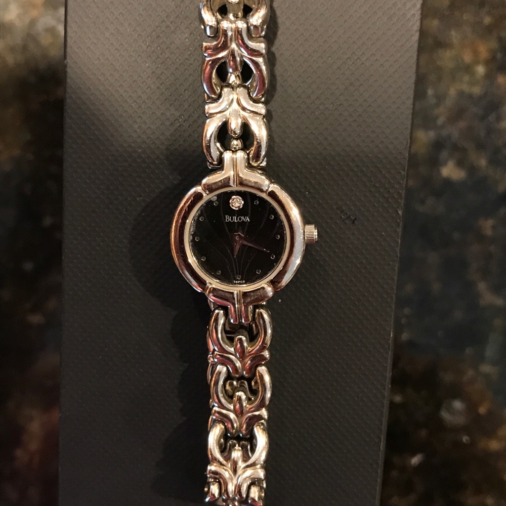 Black shell-textured dial. 1 diamond.