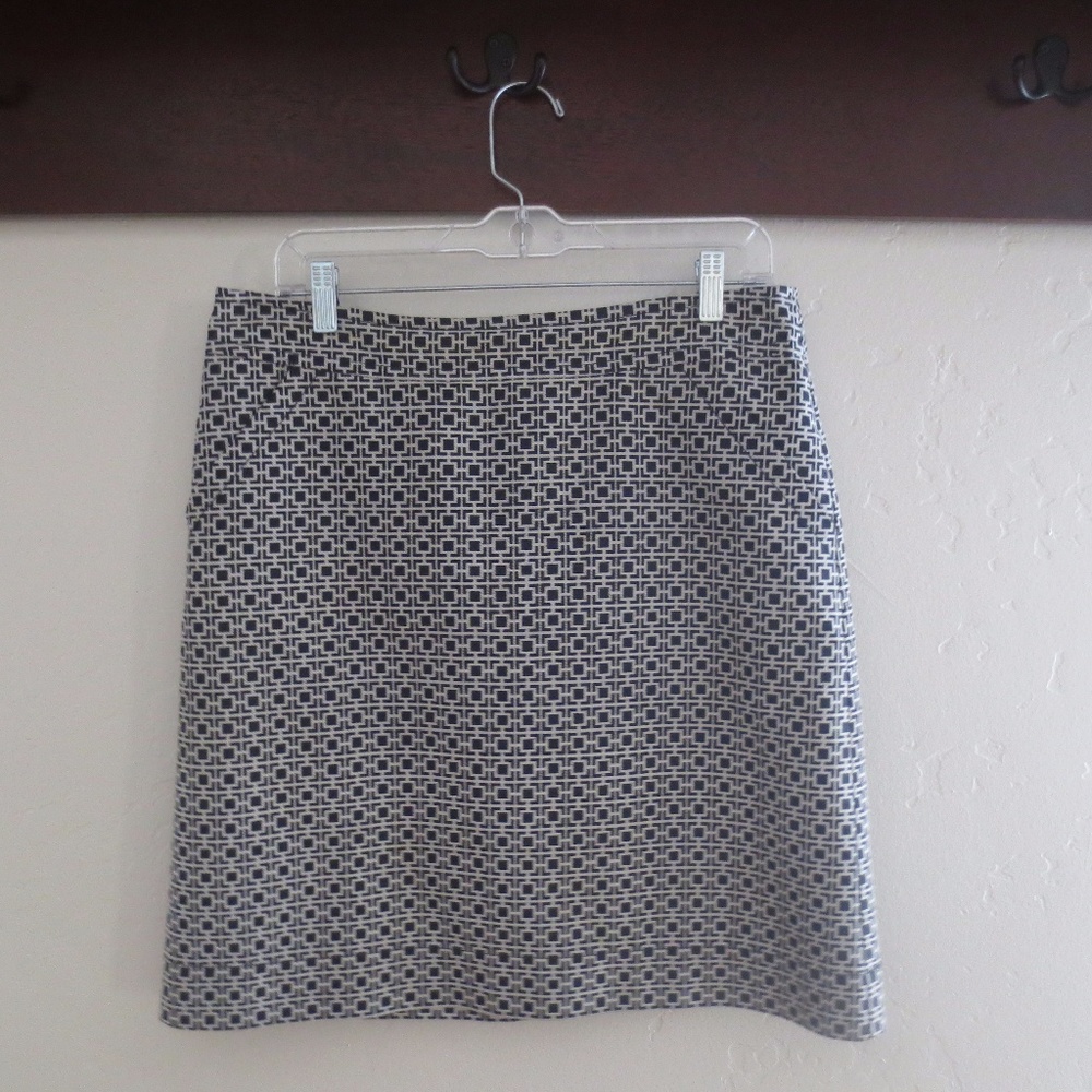 Geometric patterned skirt