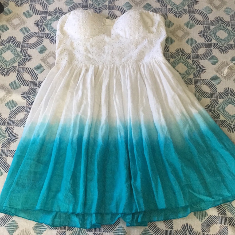 Flowy strapless dress