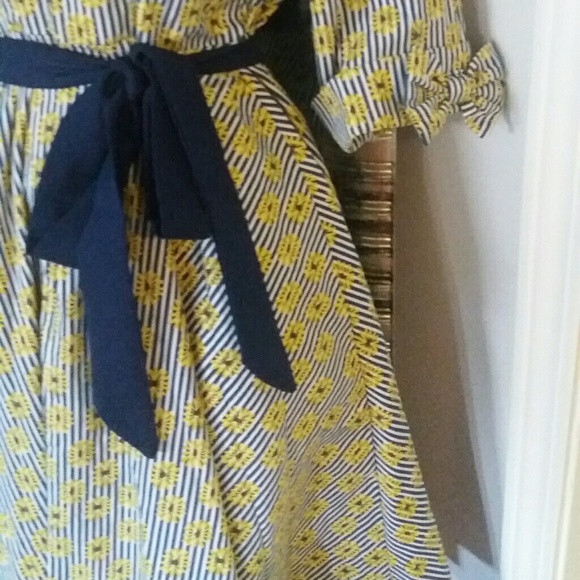 Dresses & Skirts - Super cute Navy Dress with stripes and sunflowers