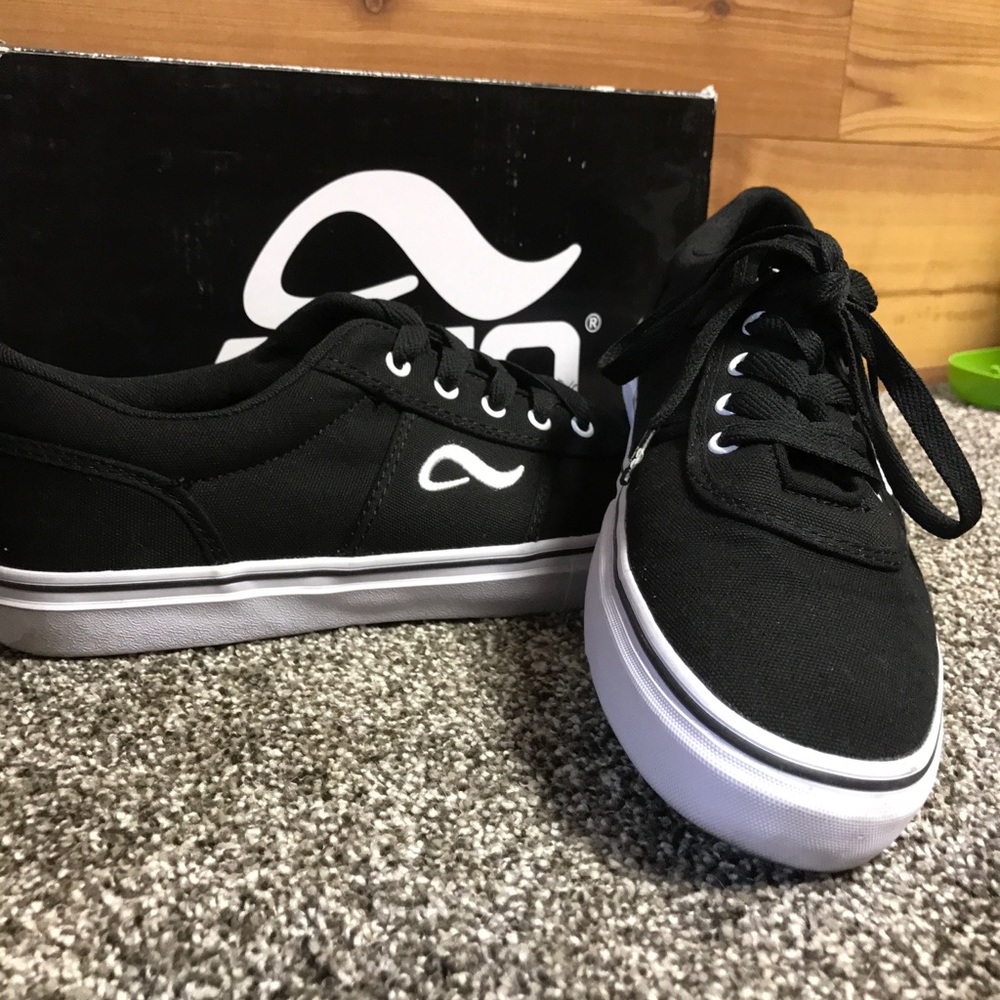 A pair of nice shoes - Picture 3 of 3