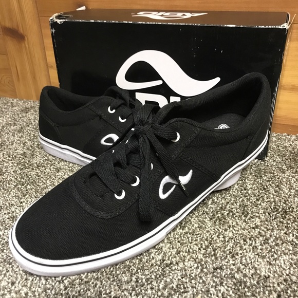 A pair of nice shoes - Picture 2 of 3