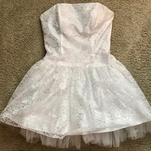 Mini dress, full skirt, lace overlay