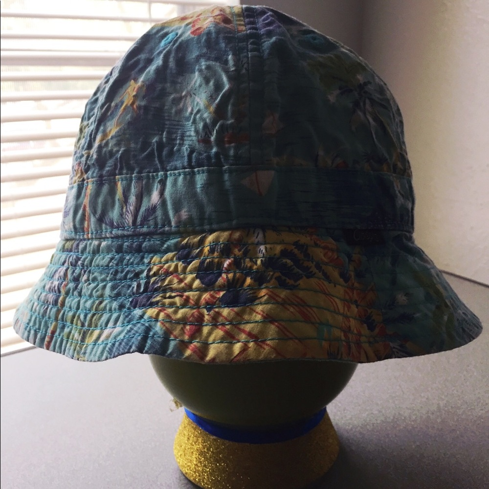 Obey serpica bucket hat (in the island)