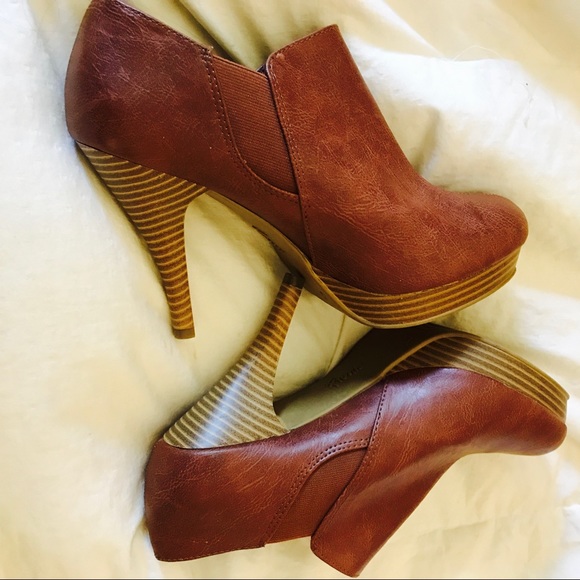 FIONI Clothing Shoes - FIONI SIZE 8 BUCKLE TAN BROWN PUMPS BOOTIES HEELS