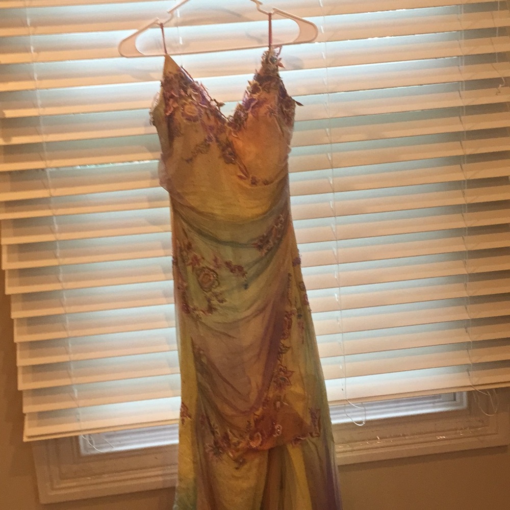 Beautiful %100 silk Caché maxi eve dress in sz 2