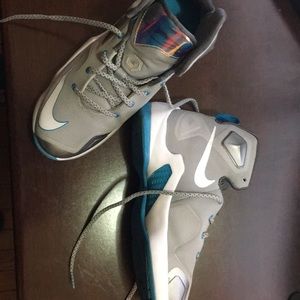 Lebrons XIII Hologram. WOLF GREY- BLUE LAGOON