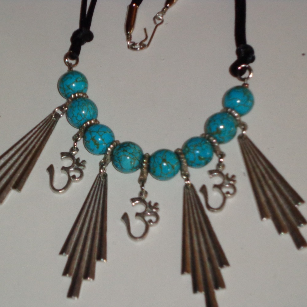 This Hindu style necklace is designed to amaze
