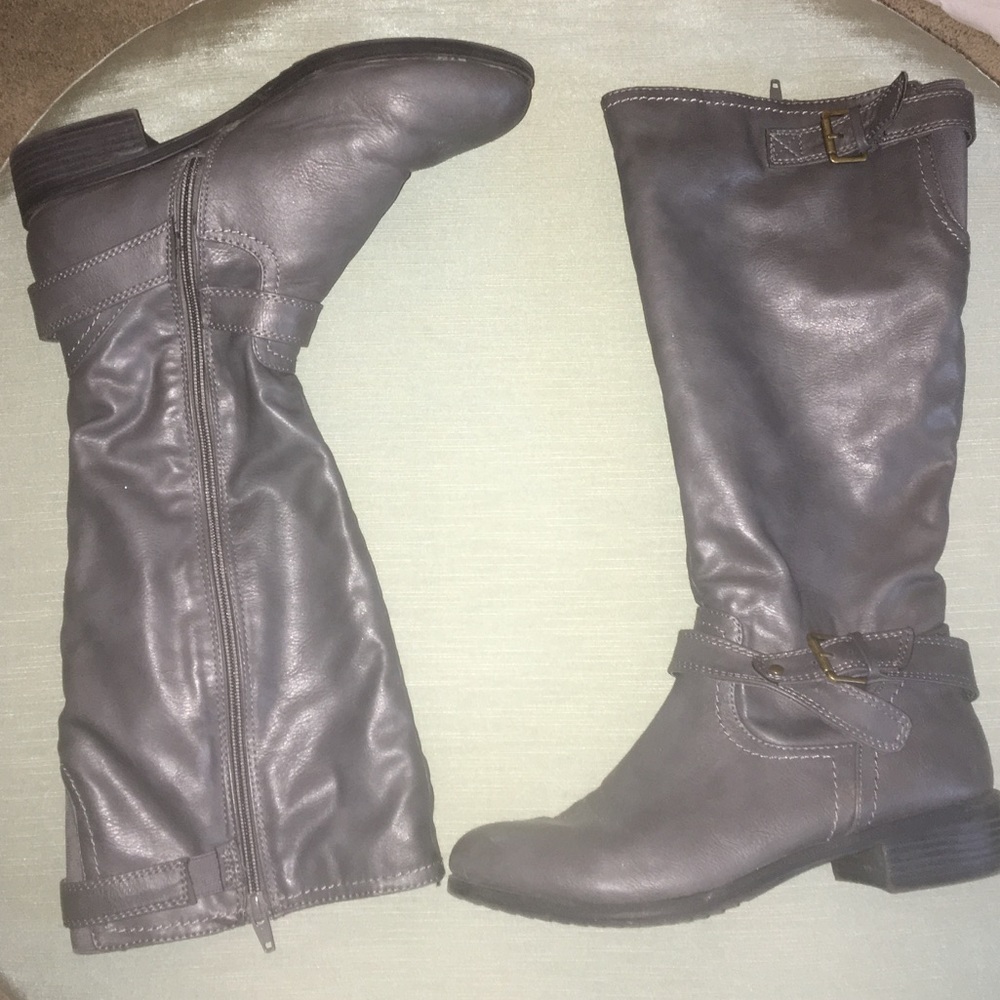 G.H Bass Grey boots (Great Condition!!)