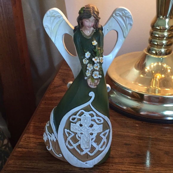 Beautiful Angel Statue - Picture 1 of 3