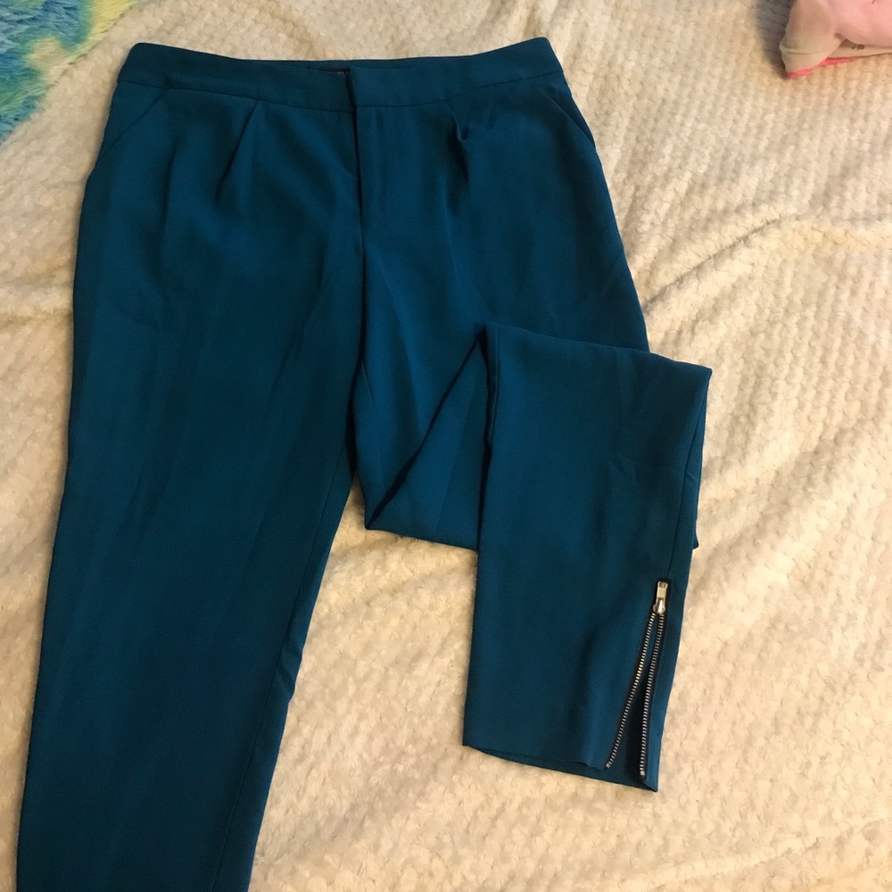🚫 SOLD 🚫Blue pants with zipper at ankle