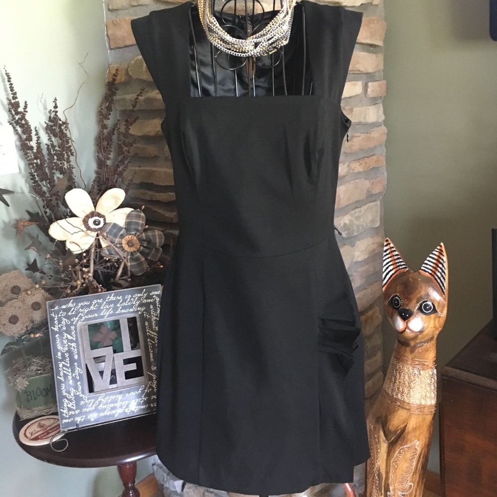 Beautiful Express dress with side slit.