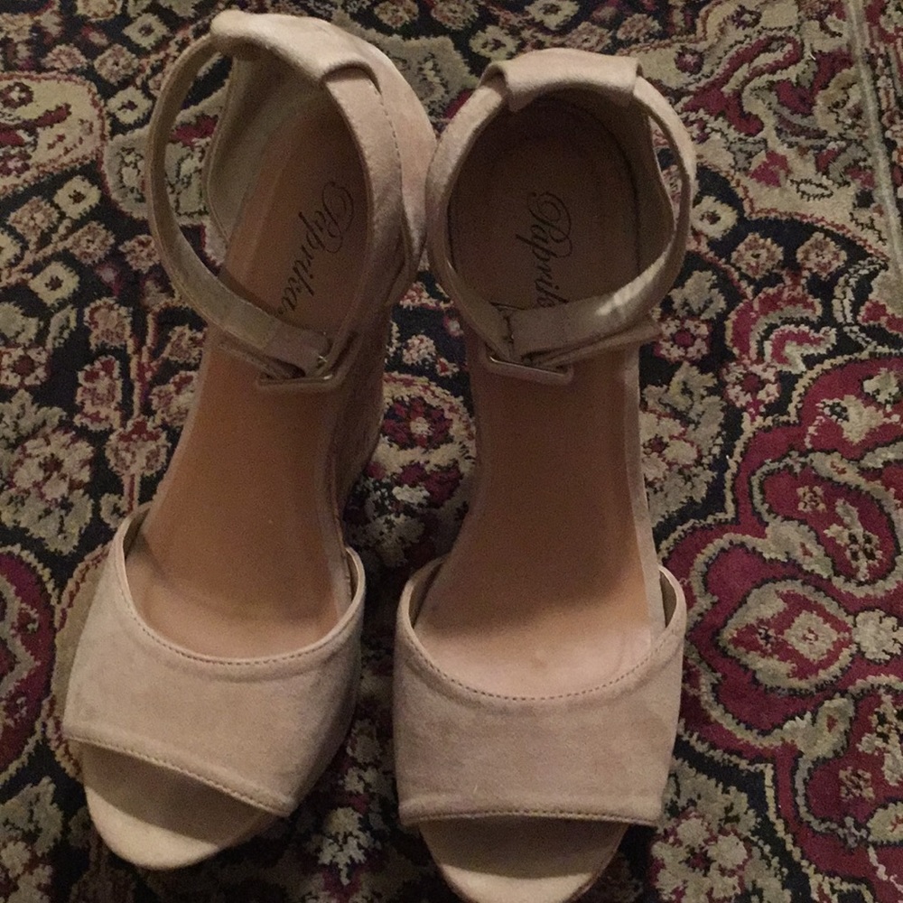 Shoes - Picture 2 of 8