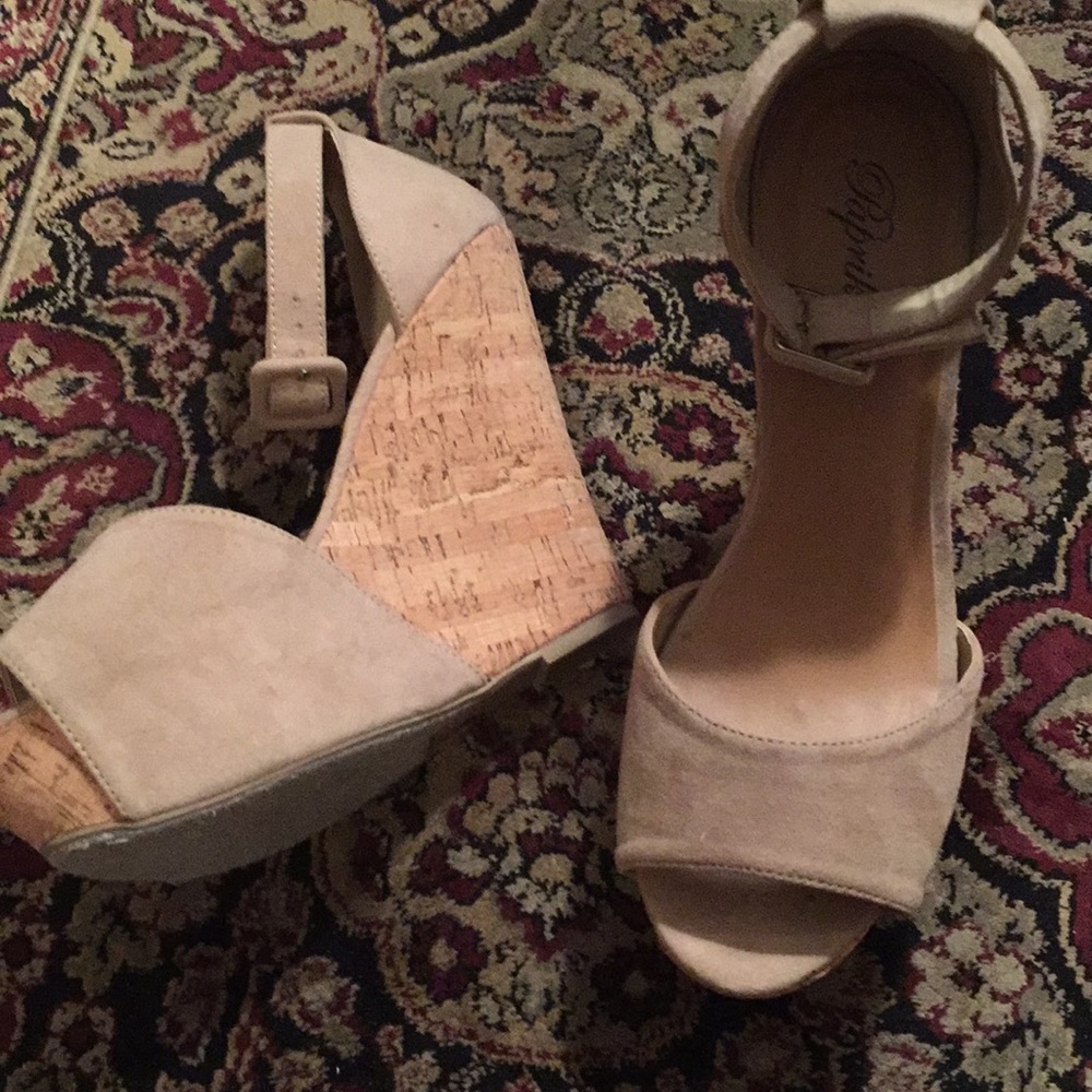 Shoes - Picture 3 of 8