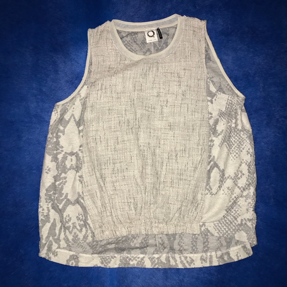 Akemi + Kin Top