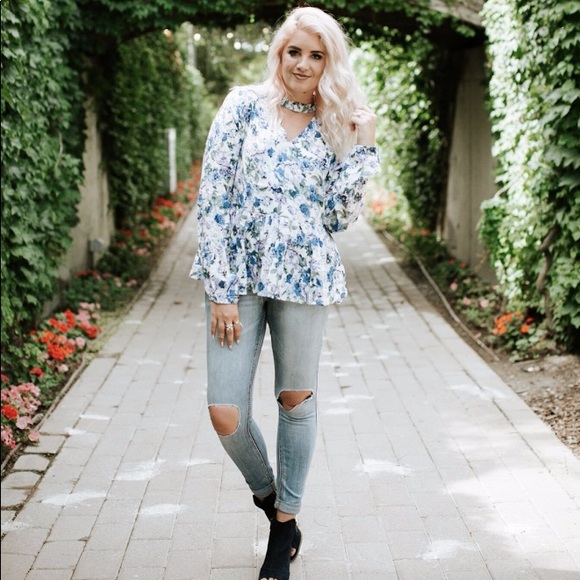 Floral Blouse with Choker Neckline - Picture 3 of 5