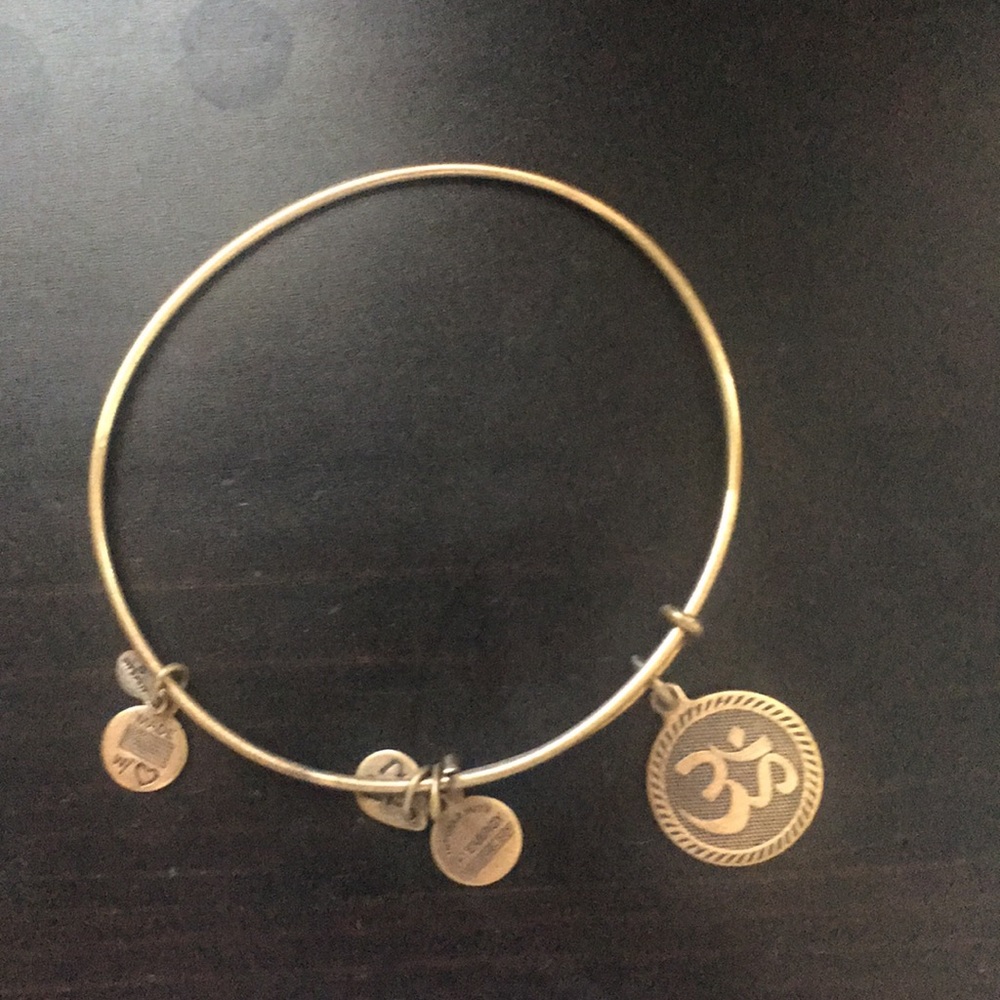 Om alex and ani