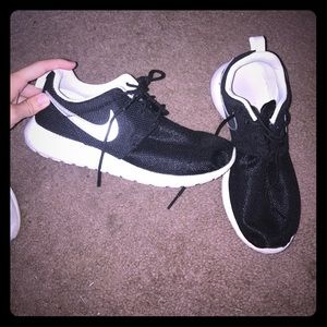 Black roshe nike tennis shoes