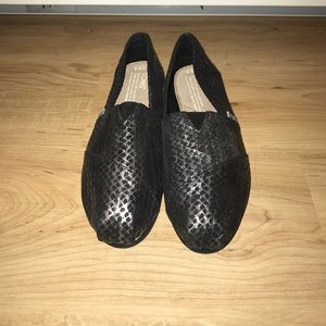 TOMS size 5 slip ons