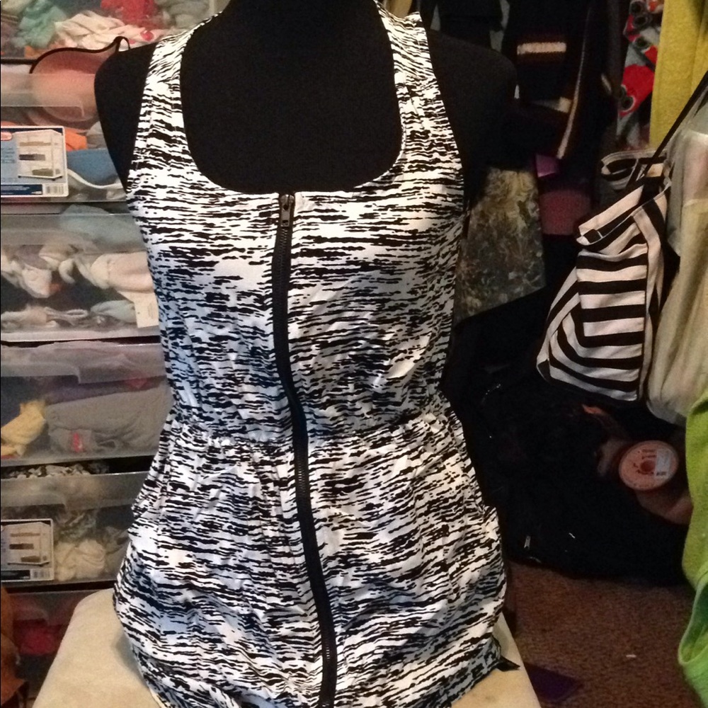 White shirt w blck striped design pockets zips up