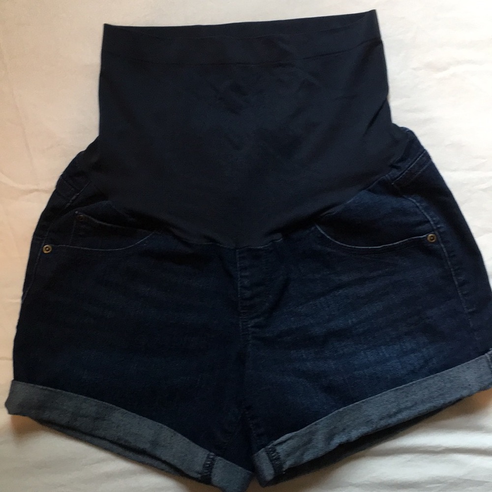 A. Glow boyfriend maternity short