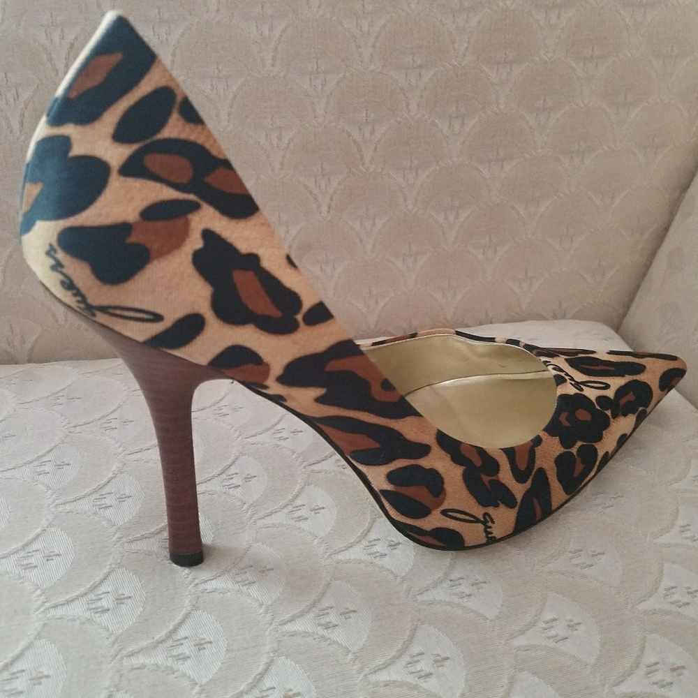 Leopard print pointed toe heel