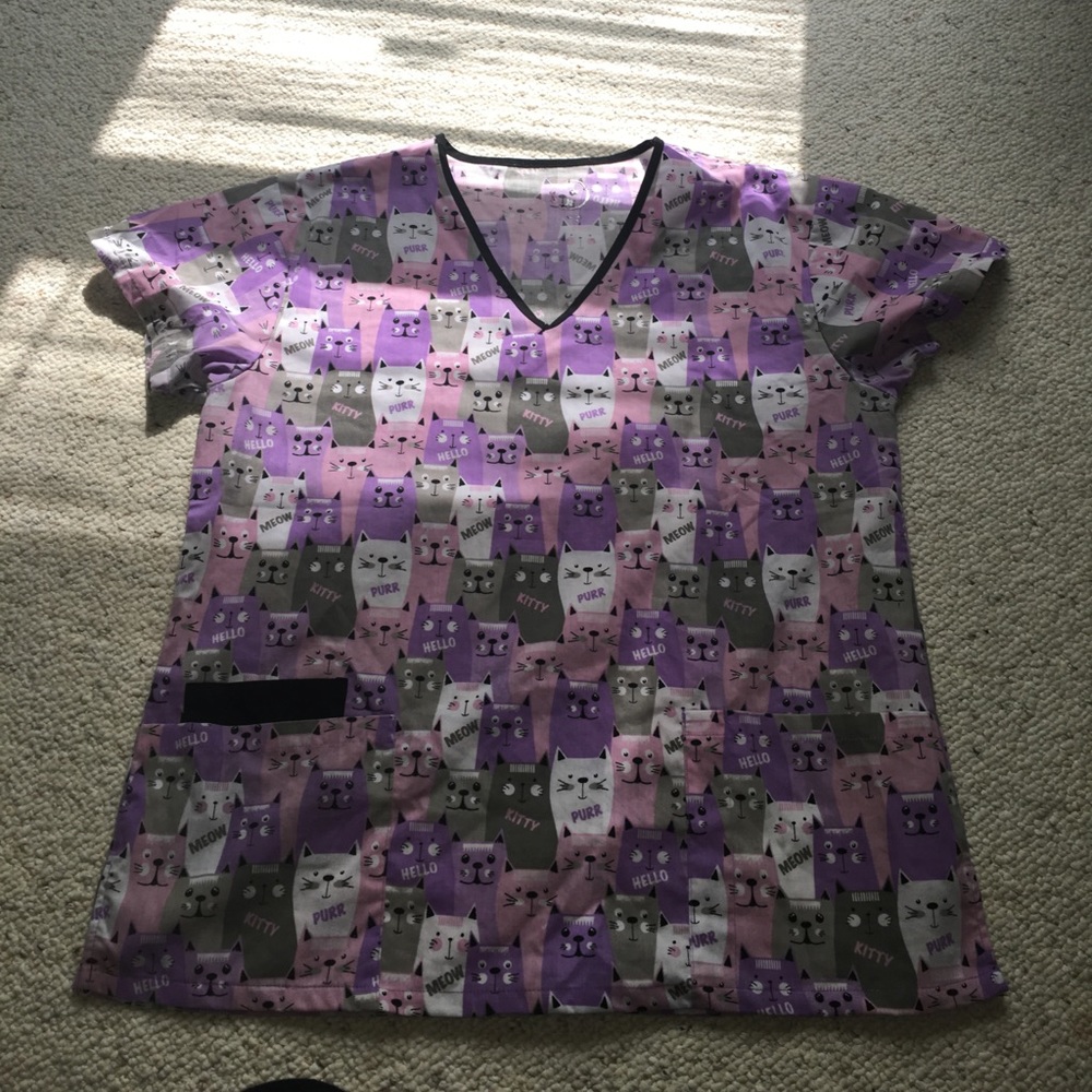 SCRUB TOP