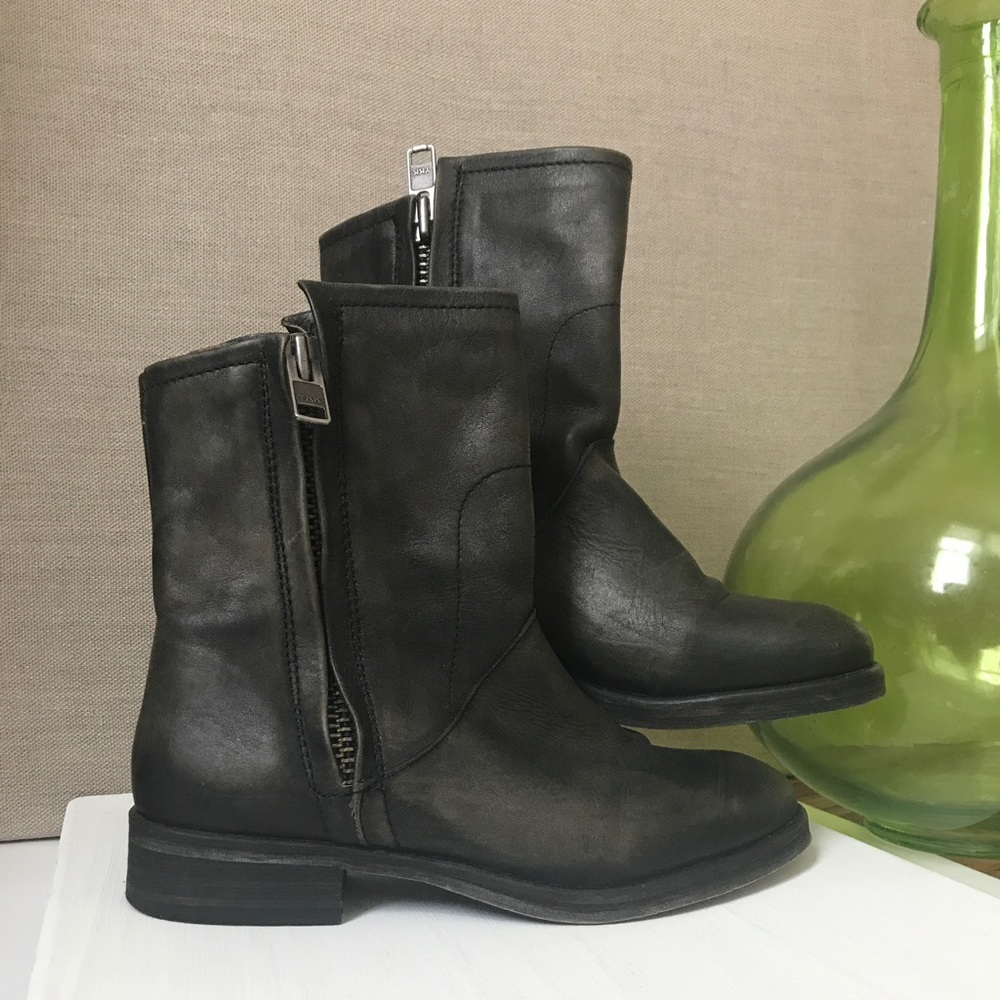 Stylish, leather, light distressed-look.