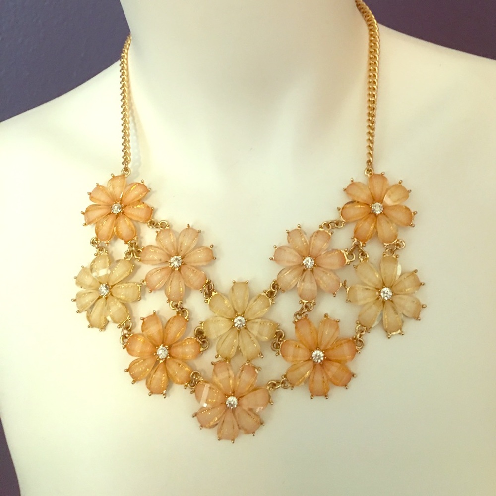 Beautiful statement necklace!
