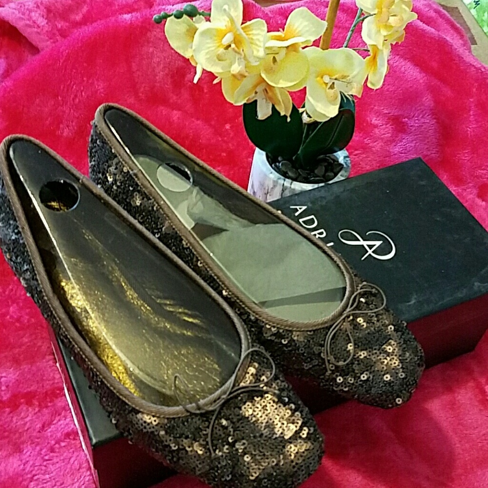 Flat sequined shoes