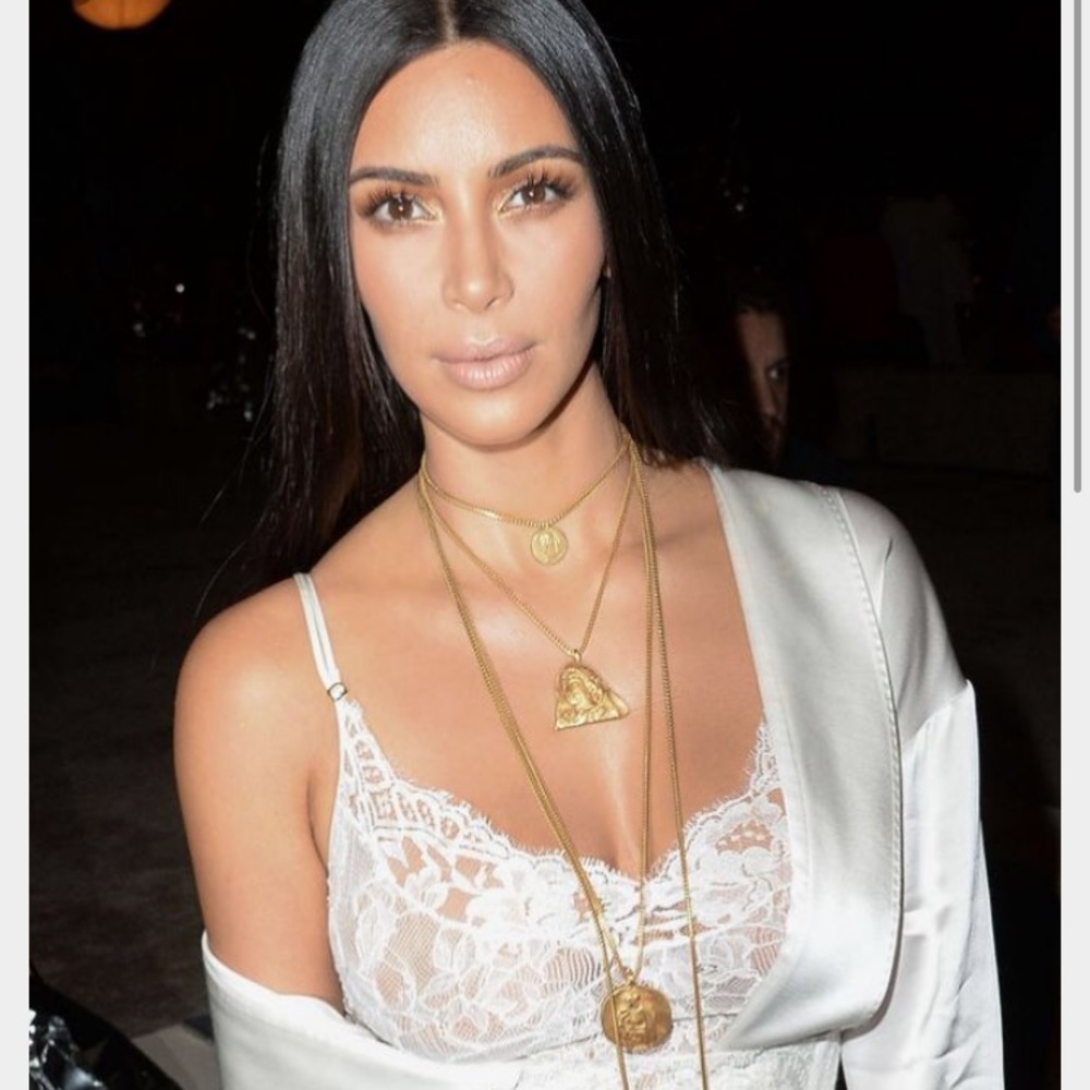 Kim kardashian  Gold medallion necklace