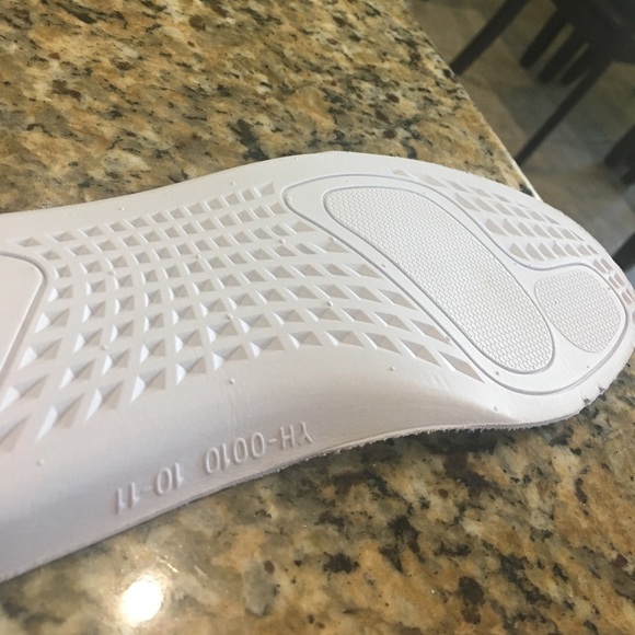 Yeezy Zebra 10.5 dead stock - Picture 7 of 8