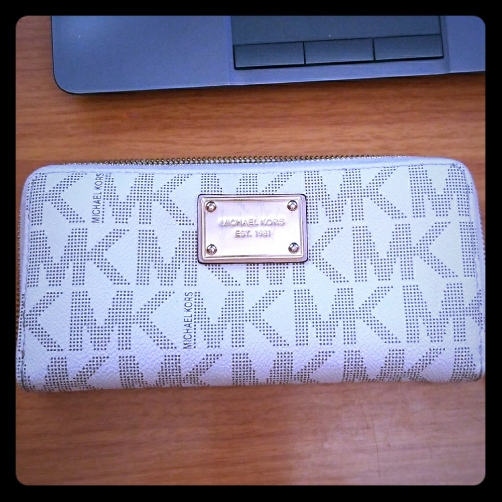 Michael Kors vanilla signiture zip-around wallet