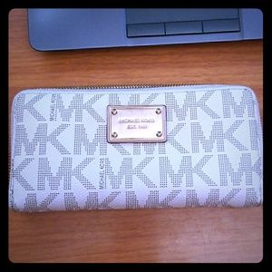 Michael Kors vanilla signiture zip-around wallet