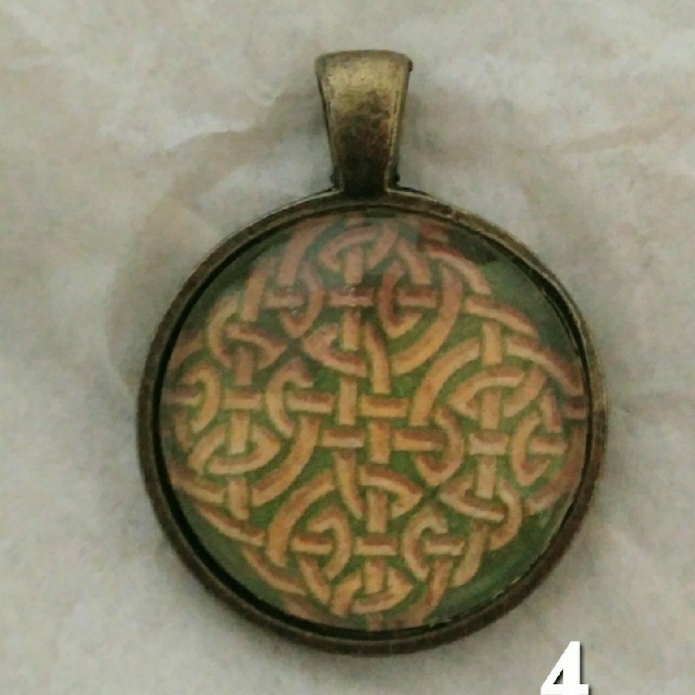 Antique Style Irish Celtic 1" Pendant