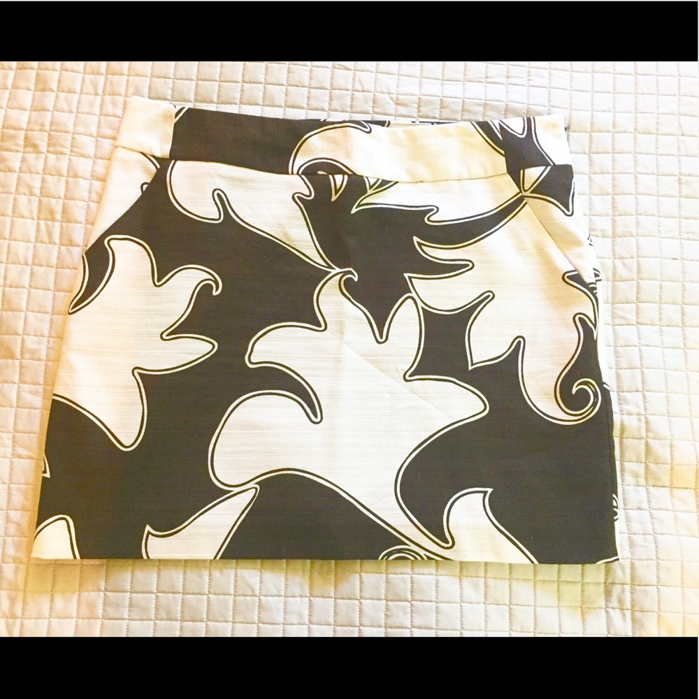Patterned skirt w/ pockets