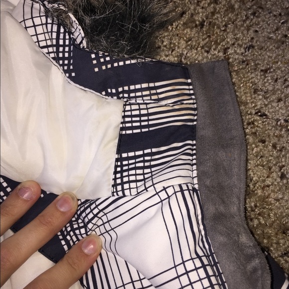 Roxy Fur Trim Snowboard Jacket - Picture 8 of 8