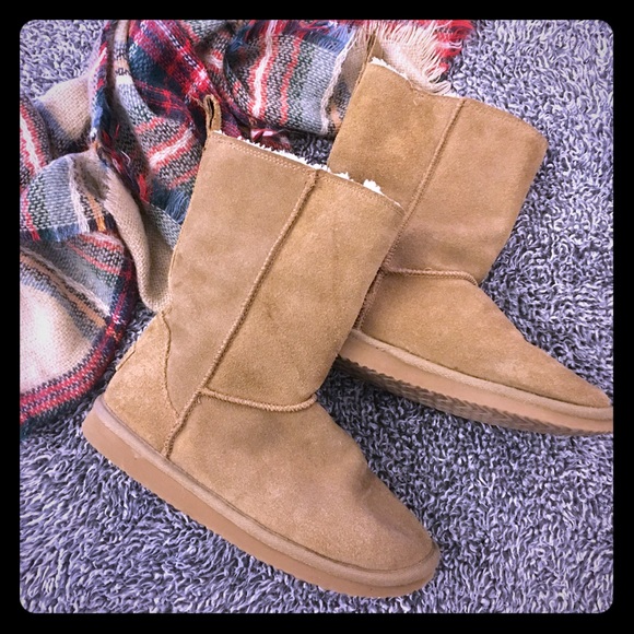 American Eagle Outfitters Shoes - Cute tan boots with fuzzy lining
