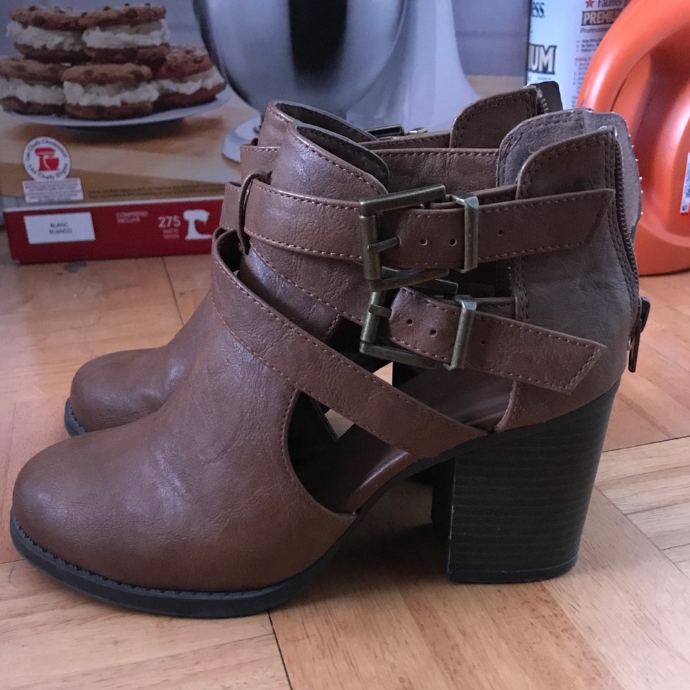 ❌SOLD❌ Brown cutout ankle boots