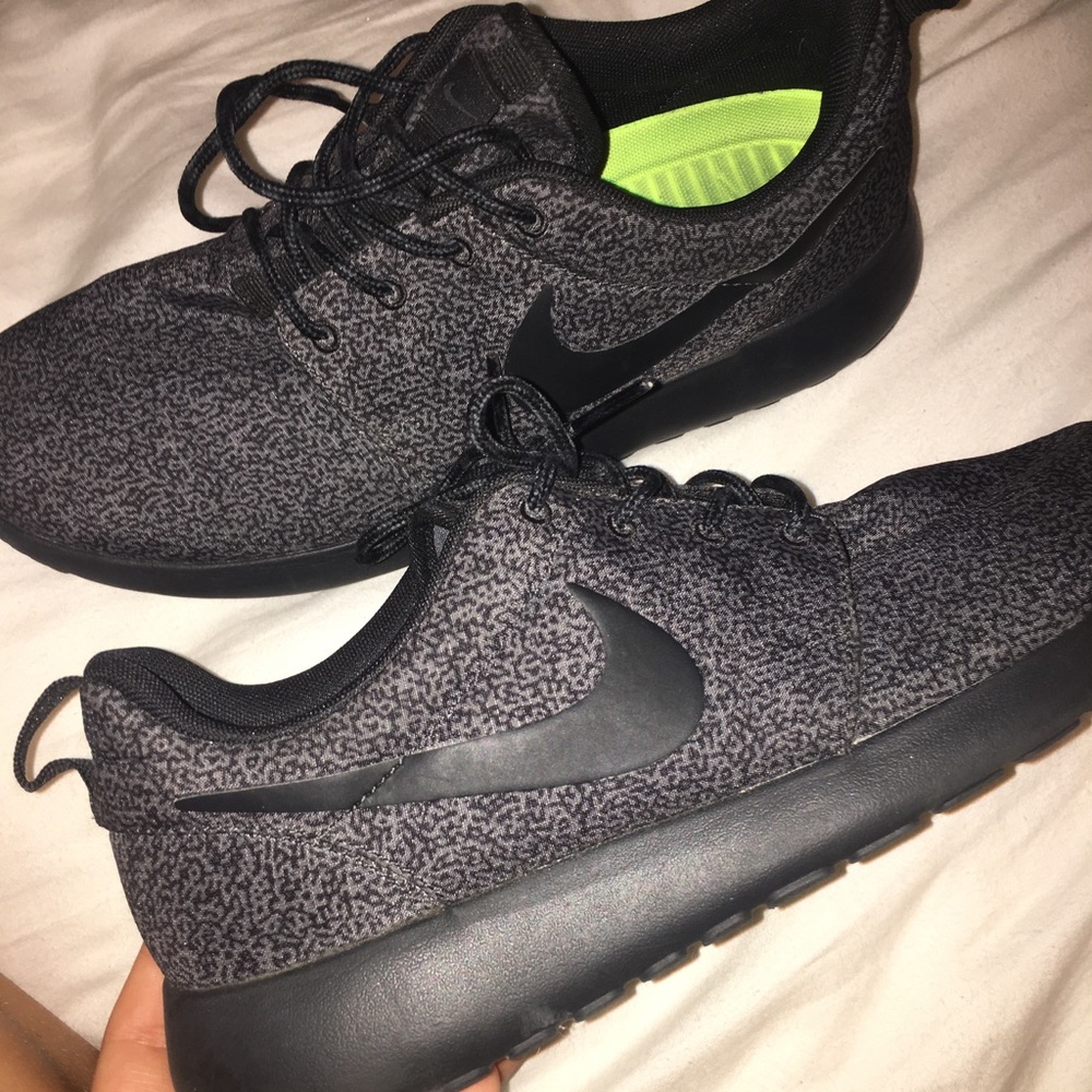 Black speckled Nike roshe