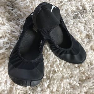 NIKE black flat shoes