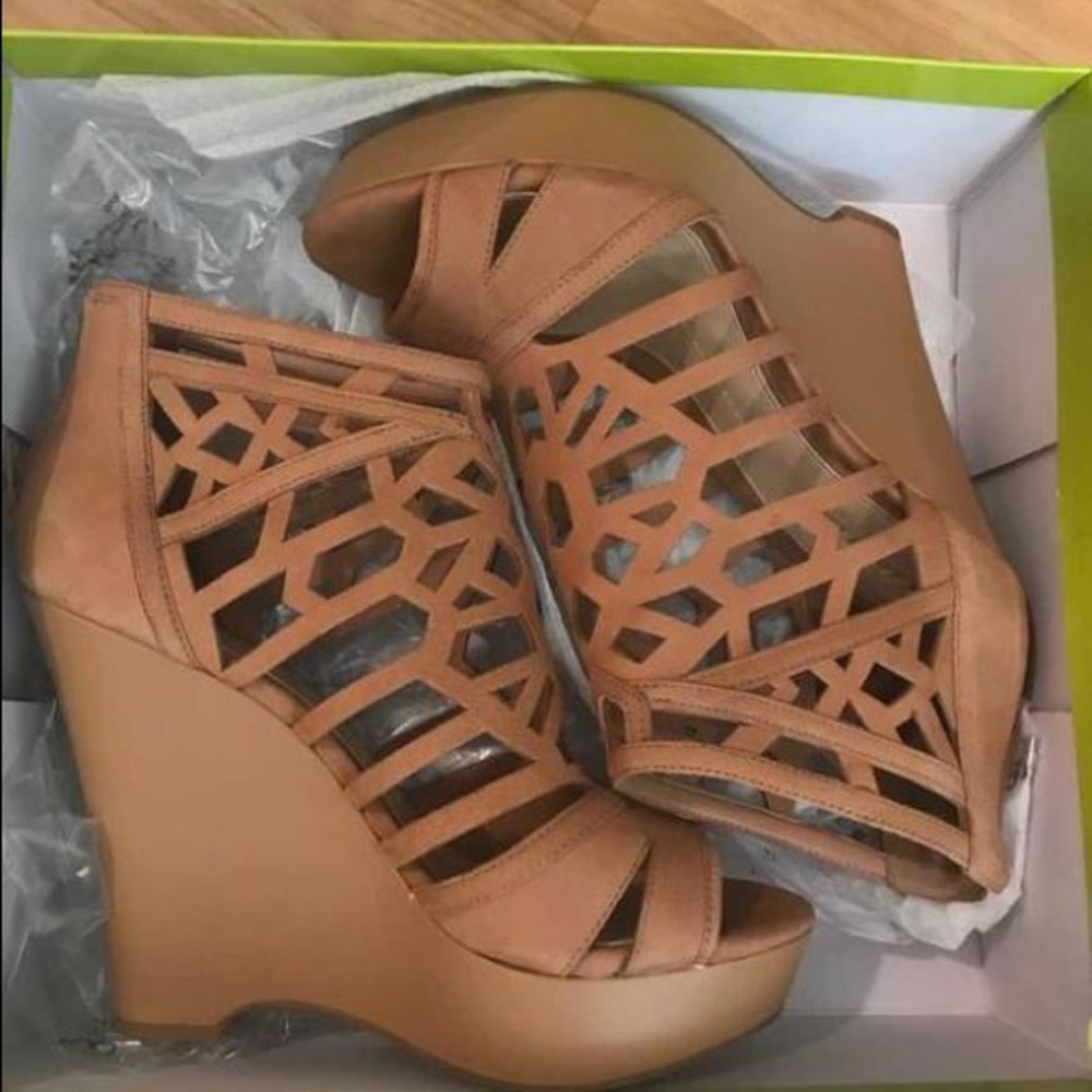 Size 9 Gianni Bini wedges - never worn