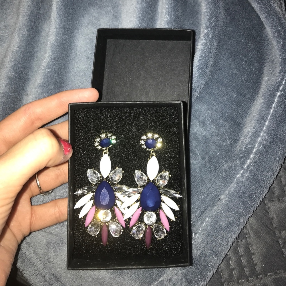 New Beautiful earrings!! Worn once!