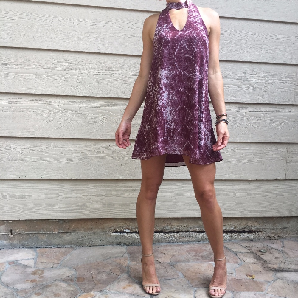Sleeveless keyhole neckline Shift dress