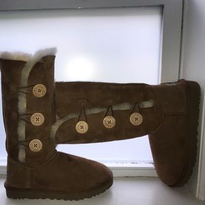 UGG Chestnut Bailey Button Triplet ll