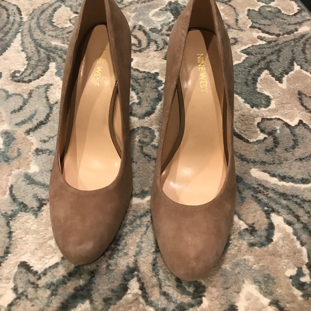 NWT never been worn Nine West suede pumps!