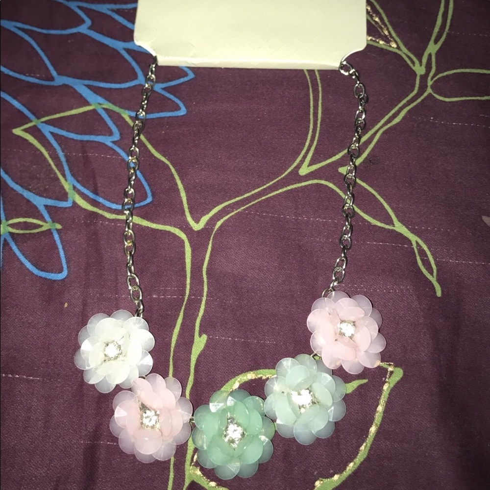 Flower necklace *Nwt*
