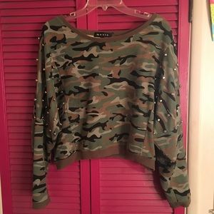 Studded sleeve camo crop top